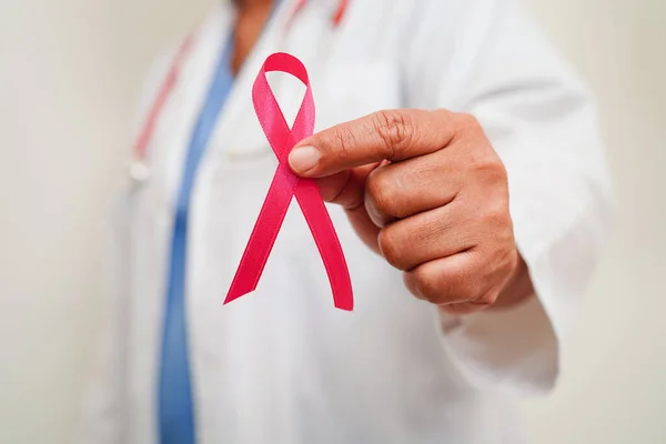Azjatka Lekarz Różową Wstążką Światowy Dzień Raka Piersi Październiku — Zdjęcie stockowe