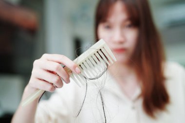 Asyalı kadınların tarak fırçasına eklenen uzun saç kaybıyla ilgili sorunları var..