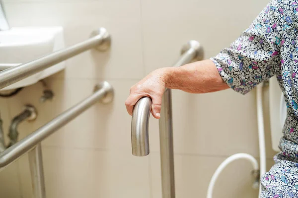 Aziatisch Bejaarde Oude Vrouw Patiënt Gebruik Toilet Steun Rail Badkamer — Stockfoto