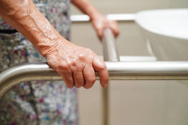 Азиатская Пожилая Женщина Пациентка Использует Туалетные Перила Ванной Комнате Перила — стоковое фото