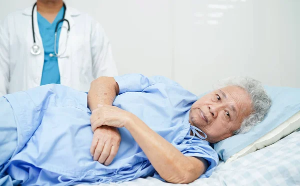 Doctor Taking Care Help Encourage Asian Elder Senior Woman Patient — Φωτογραφία Αρχείου