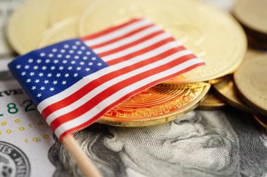 Amerikan bayrağı ve finans bankacılığı konseptiyle para yığını