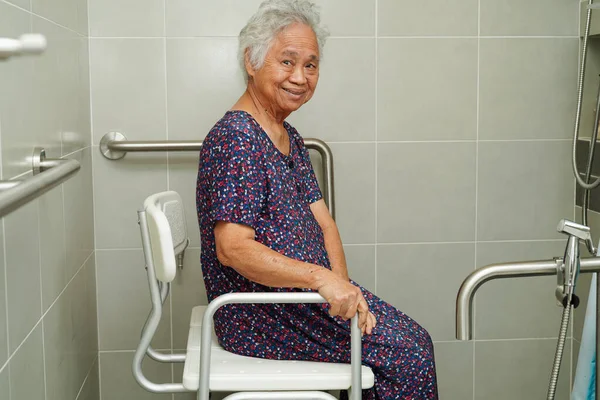 亚洲老年妇女患者在浴室使用厕所支撑架 扶手安全抓斗 护理医院安保 — 图库照片