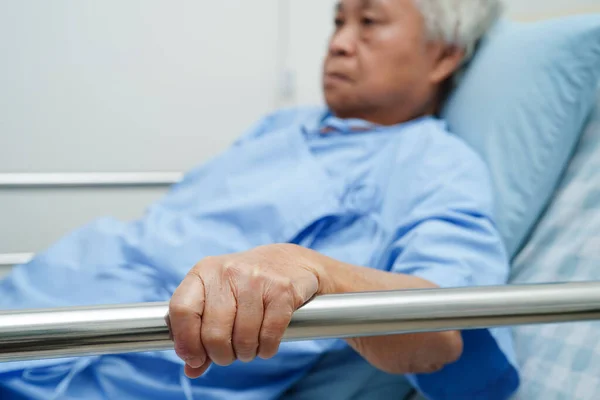 Asiática Anciana Anciana Anciana Paciente Sosteniendo Barandilla Mientras Acuesta Con — Foto de Stock