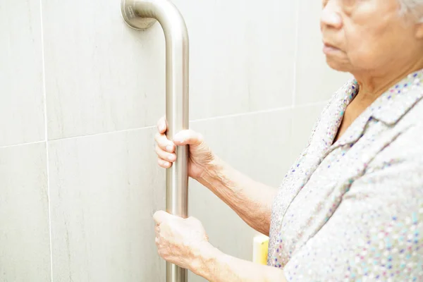 Asiatica Anziana Donna Paziente Uso Toilette Supporto Ferroviario Bagno Corrimano — Foto Stock