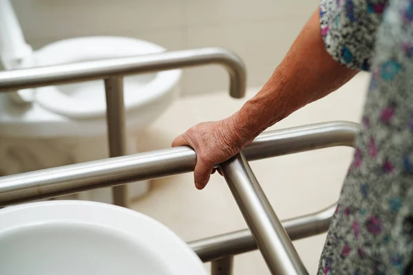 아시아 환자들은 화장실에 화장실 레일을 사용하고 병원의 경비를 — 스톡 사진