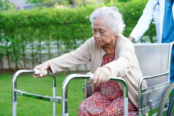 医生帮助亚洲老年残疾妇女与行尸走肉一起在护理医院行走 医疗理念 — 图库照片