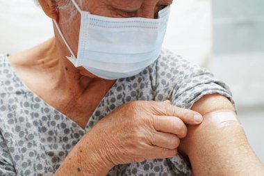 Kirlilik ortamını ve covid-19 koronavirüsü korumak için koruyucu maske takan Asyalı yaşlı kadın hasta..