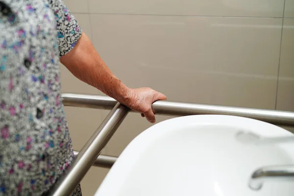Asiático Mulher Paciente Uso Vaso Sanitário Suporte Ferroviário Banheiro Corrimão — Fotografia de Stock