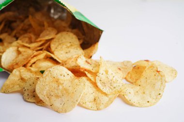 Açık pakette patates cipsi, Crips için baharatlı barbekü sosu, açık torbada ince dilimlenmiş kızarmış fast food..