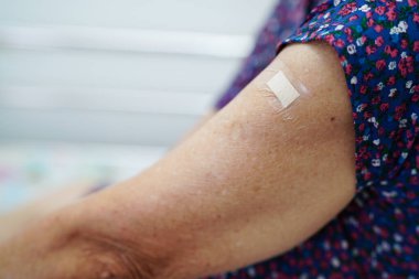 Asyalı yaşlı kadın Corona virüsünü korumak için aşı oluyor..