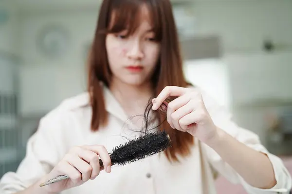 Asian Woman Have Problem Long Hair Loss Attach Comb Brush — Φωτογραφία Αρχείου