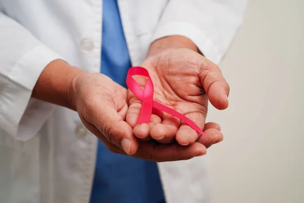 Azjatka Lekarz Różową Wstążką Światowy Dzień Raka Piersi Październiku — Zdjęcie stockowe