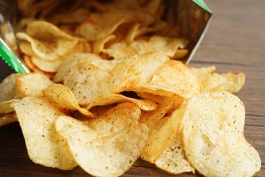 Açık pakette patates cipsi, Crips için baharatlı barbekü sosu, açık torbada ince dilimlenmiş kızarmış fast food..