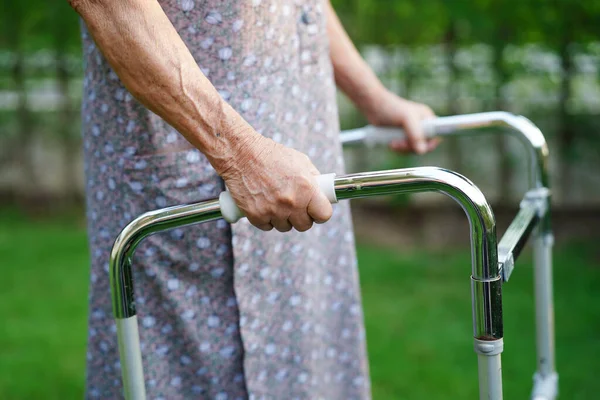 Asijské Starší Žena Zdravotní Postižení Pacient Chůze Chodítkem Ošetřovatelské Nemocnici — Stock fotografie