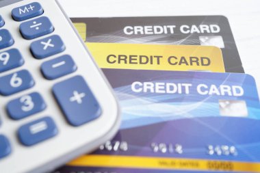 Şifreli kredi kartı ve Amerikan doları banknot parası, güvenlik finans sektörü konsepti.