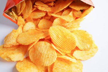 Açık pakette patates cipsi, Crips için baharatlı barbekü sosu, ince dilimlenmiş kızarmış fast food..