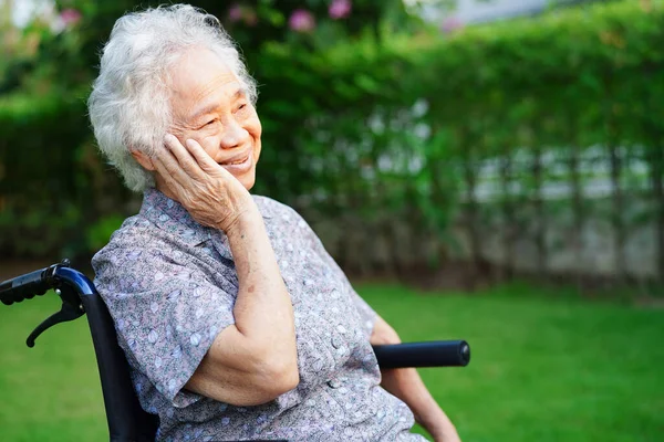 Asijské Starší Žena Zdravotní Postižení Pacient Sedí Elektrickém Invalidním Vozíku — Stock fotografie