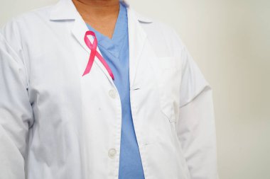 Ekim 'de Dünya Göğüs Kanseri Günü' nde pembe kurdeleli Asyalı kadın doktor..