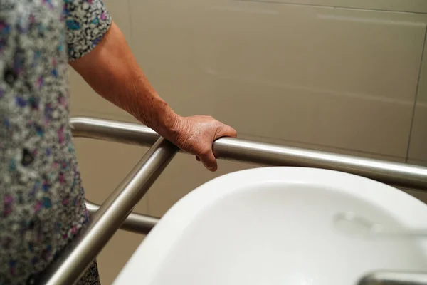 Asiático Idoso Mulher Paciente Uso Vaso Sanitário Suporte Ferroviário Banheiro — Fotografia de Stock