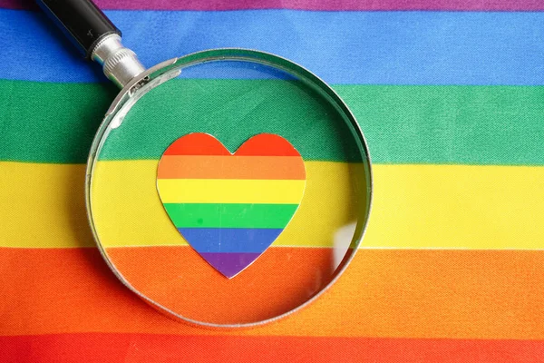 プライド月間レズビアン バイセクシャル トランスジェンダー 寛容と平和のシンボルのための虹の旗の心を持つLgbtテキスト文字 — ストック写真