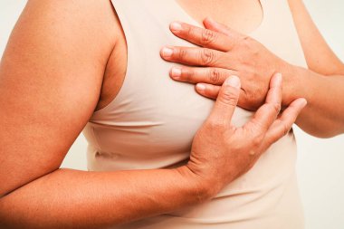 Asyalı kadın kendine dokunuyor çek şişliği ya da göğüs kanseri, göğüs muayenesi. 