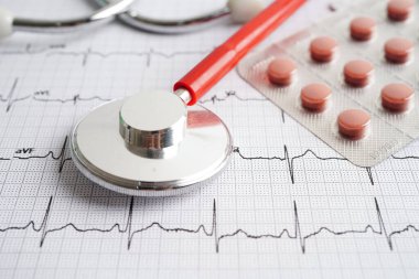 Uyuşturucu, kalp dalgası, kalp krizi, kardiyogram raporu ile birlikte elektrokardiyogram (ECG) üzerinde stetoskop.