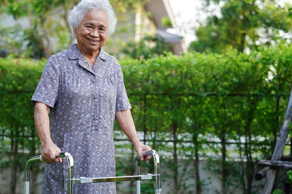 亚洲老年残疾妇女与行尸走肉一起走进护理医院 医疗理念 — 图库照片