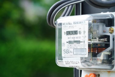 Parkta elektrikli sandalyede oturan Asyalı yaşlı kadın engelli hasta, tıbbi konsept..