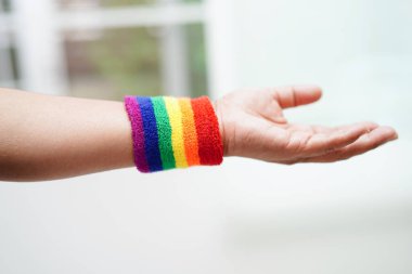 Gökkuşağı bayraklı Asyalı kadın, LGBT sembol hakları ve cinsiyet eşitliği, Haziran ayında LGBT Onur Ayı.