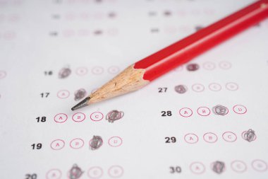 Seçim ve eğitim kavramını seçmek için kalem çizimi ile cevap sayfaları doldur.