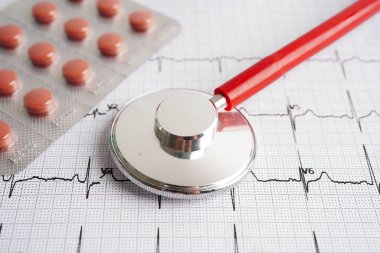Uyuşturucu, kalp dalgası, kalp krizi, kardiyogram raporu ile birlikte elektrokardiyogram (ECG) üzerinde stetoskop.