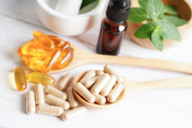 Alternatif ilaç bitkisel organik kapsül E omega 3 vitamini balık yağı, mineral, bitki yapraklı ilaç sağlıklı yaşam için doğal destek.