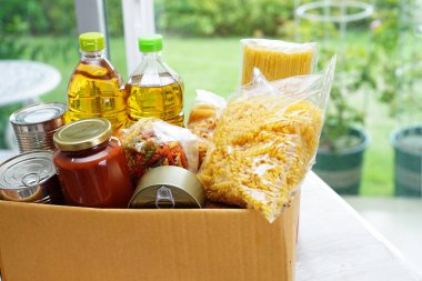 Gönüllülere yardım etmek için bağış kutusundaki yiyecekler..