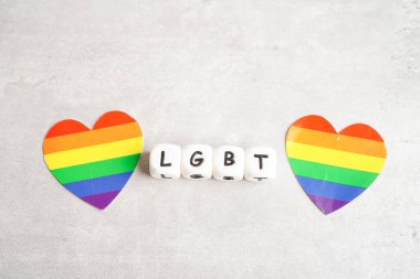 Lezbiyen, biseksüel, transseksüel, insan hakları, hoşgörü ve barışın sembolü olarak gökkuşağı bayrağı taşıyan LGBT metin karakteri.