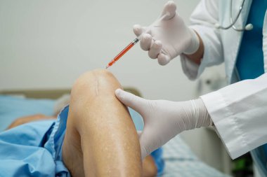 Asyalı doktor, Hyaluronic asit trombosit enjekte ederek yaşlı kadının dizine zengin plazma enjekte etti..