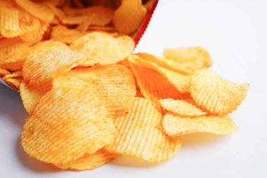 Açık pakette patates cipsi, Crips için baharatlı barbekü sosu, ince dilimlenmiş kızarmış fast food..