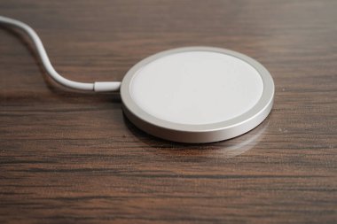 Kablosuz şarj aleti, manyetik şarj modern cep telefonu ekipmanı.