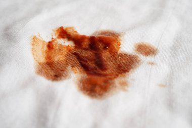 Kirli domates sosu lekesi ya da çamaşır tozuyla yıkamak için ketçap, ev işi konsepti..