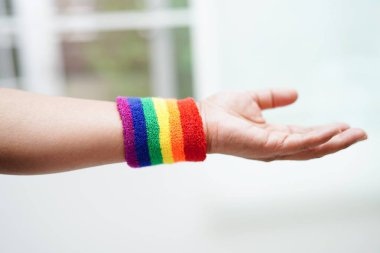 Gökkuşağı bayraklı Asyalı kadın, LGBT sembol hakları ve cinsiyet eşitliği, Haziran ayında LGBT Onur Ayı.