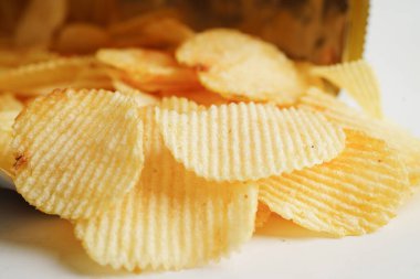 Açık pakette patates cipsi, Crips için baharatlı barbekü sosu, ince dilimlenmiş kızarmış fast food..