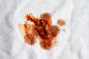 Kirli domates sosu lekesi ya da çamaşır tozuyla yıkamak için ketçap, ev işi konsepti..