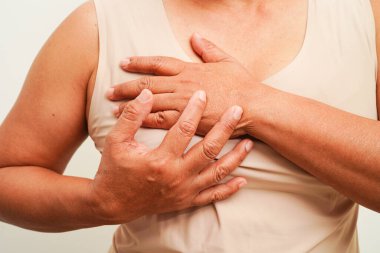 Asyalı kadın kendine dokunuyor çek şişliği ya da göğüs kanseri, göğüs muayenesi. 