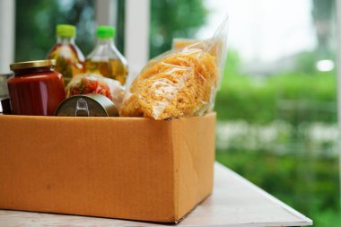 Gönüllülere yardım etmek için bağış kutusundaki yiyecekler..