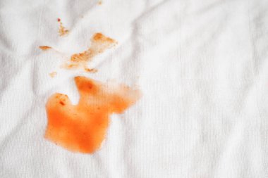 Kirli baharatlı sos lekesi, çamaşır deterjanı, temizlik konsepti..