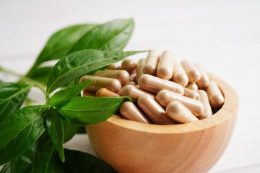 Kovid19 Coronavirus enfeksiyonunu tedavi etmek için bitki kapsüllü panikleme ya da kariyer yaprağı bitkisi..