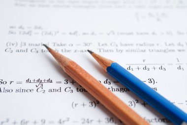 Eğitim okulunda matematik formülü sınav kağıdı üzerine kalem..