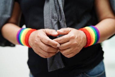 Gökkuşağı bayraklı Asyalı kadın, LGBT sembol hakları ve cinsiyet eşitliği, Haziran ayında LGBT Onur Ayı.