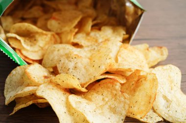 Açık pakette patates cipsi, Crips için baharatlı barbekü sosu, açık torbada ince dilimlenmiş kızarmış fast food..
