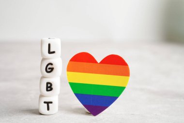 Lezbiyen, biseksüel, transseksüel, insan hakları, hoşgörü ve barışın sembolü olarak gökkuşağı bayrağı taşıyan LGBT metin karakteri.